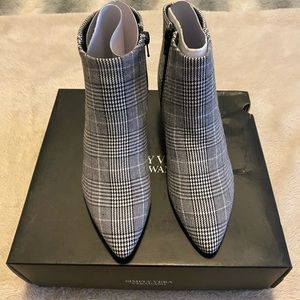 **SOLD**Simply Vera Vera Wang Booties